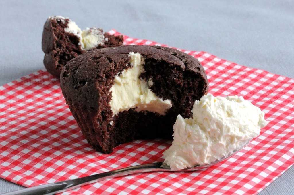 Творожно-шоколадный кекс с начинкой: пошаговый рецепт с фото
