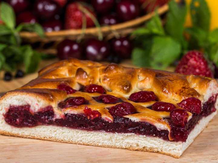 Дрожжевые пирожки с ягодами в духовке рецепт с фото пошагово и видео - 1000.menu