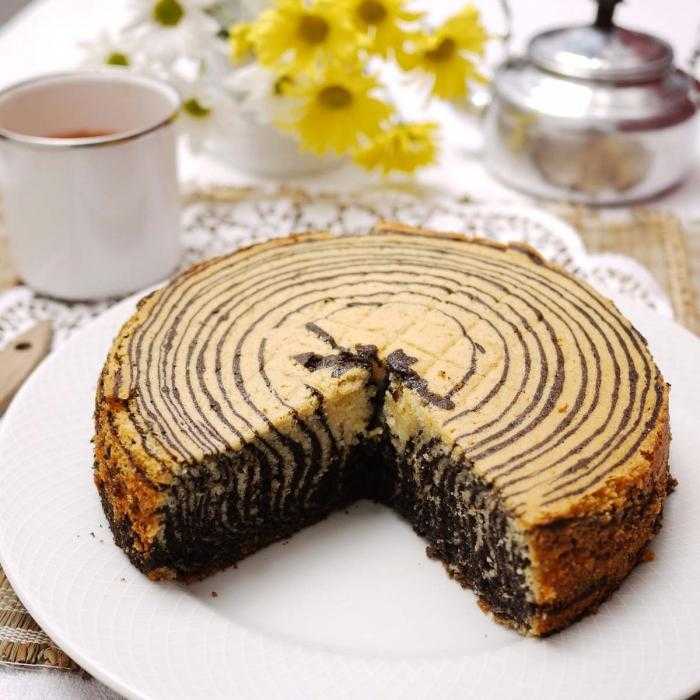 Домашний пирог «зебра», замешанный на сметане – вкусный и красивый