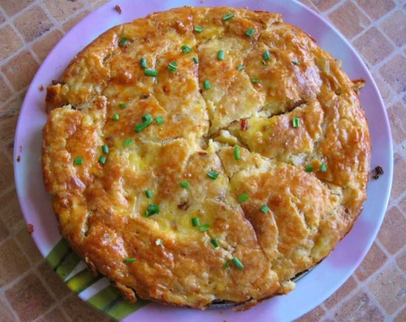 Луковый пирог с куриными яйцами и сыром