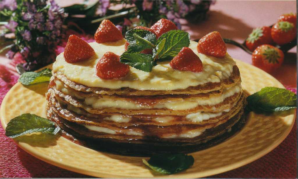 Клубнично-ревеневый блинный торт — пошаговый рецепт с фото