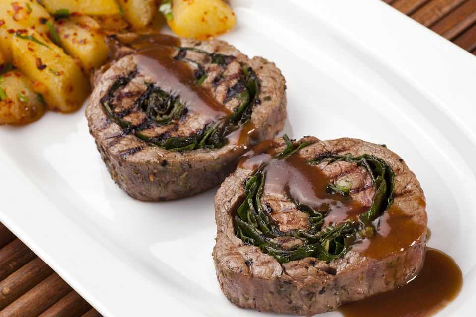 Рецепты мясные рулетики в беконе