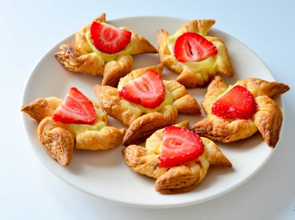 Слоеное печенье - рецепты с сахаром, творогом и яблоками из готового дрожжевого и бездрожжевого теста