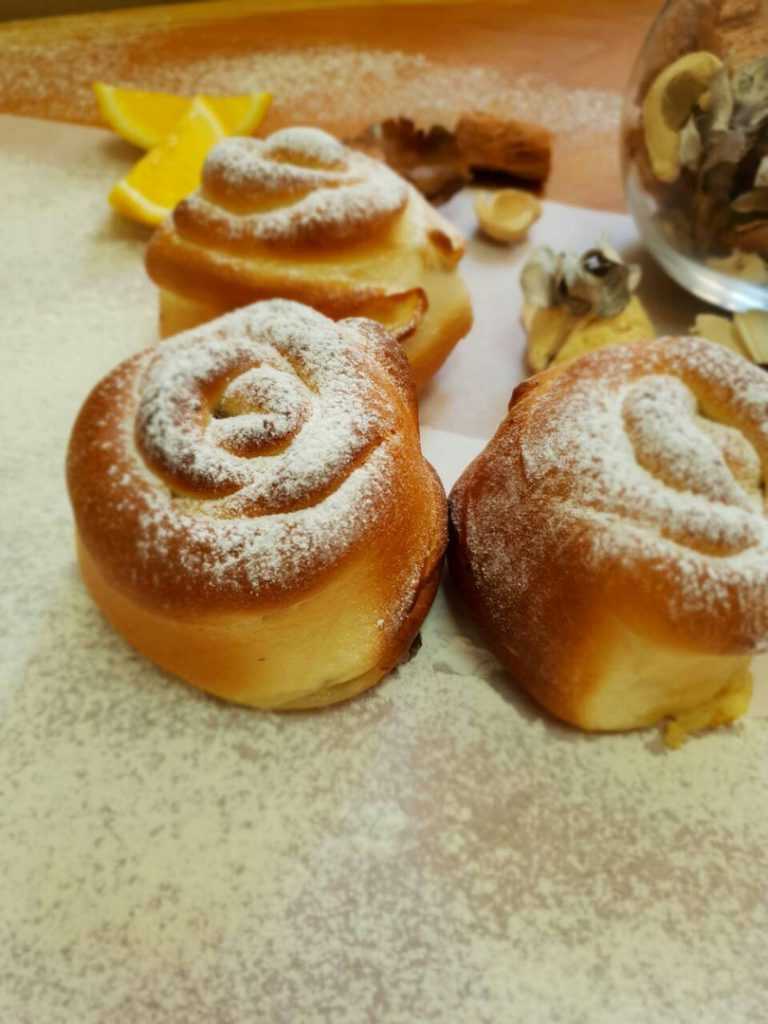 Сладкие булочки с сахаром на десерт