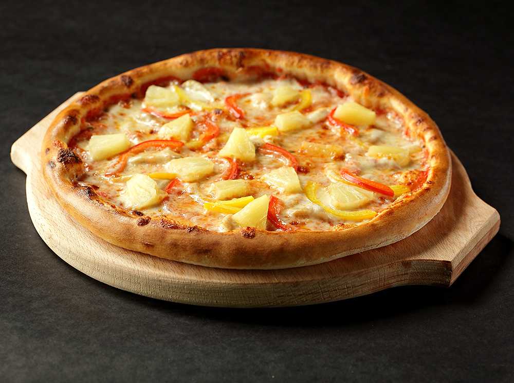Гавайская пицца с курицей. Гавайская пицца. Пицца Неаполитанская Гавайская. Пицца с ананасами. Пицца с ананасами и курицей.