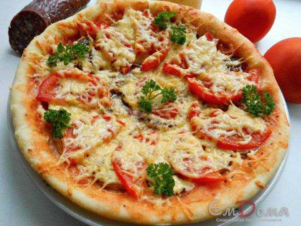 Пицца с помидорами, колбасой и сыром (простой и вкусный рецепт)