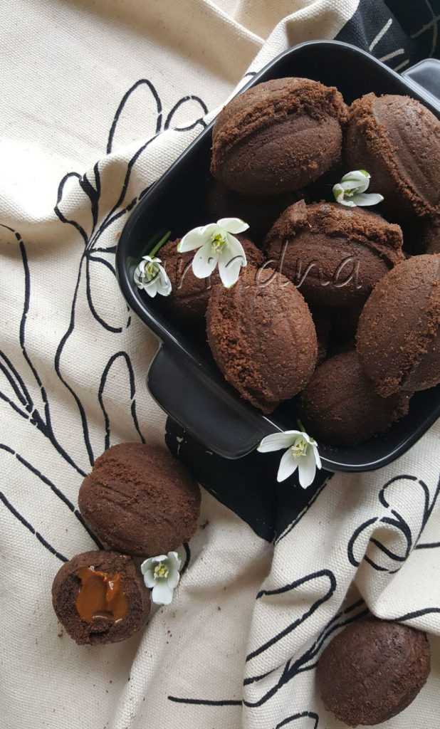 Песочное печенье с шоколадом и орехами