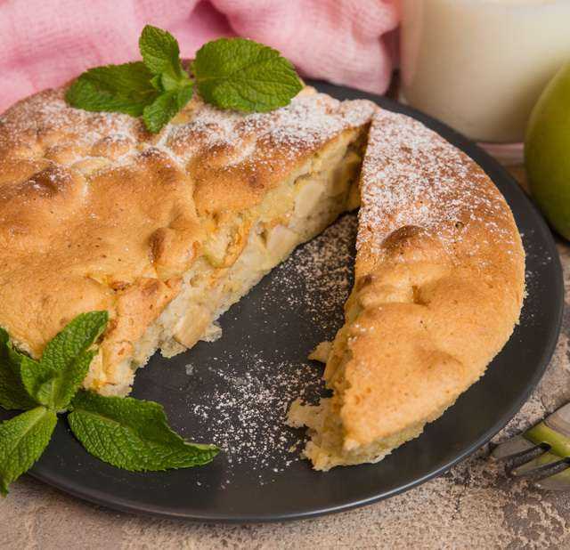 Пышная шарлотка с яблоками в духовке - 10 вкусных и простых рецептов с фото пошагово