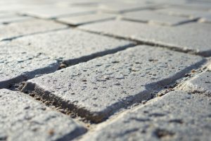 Рельефный бетон вместо тротуарной плитки: плюсы, минусы и ограничения
