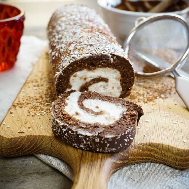 Простой бисквитный шоколадный рулет -пошаговый рецепт с фото