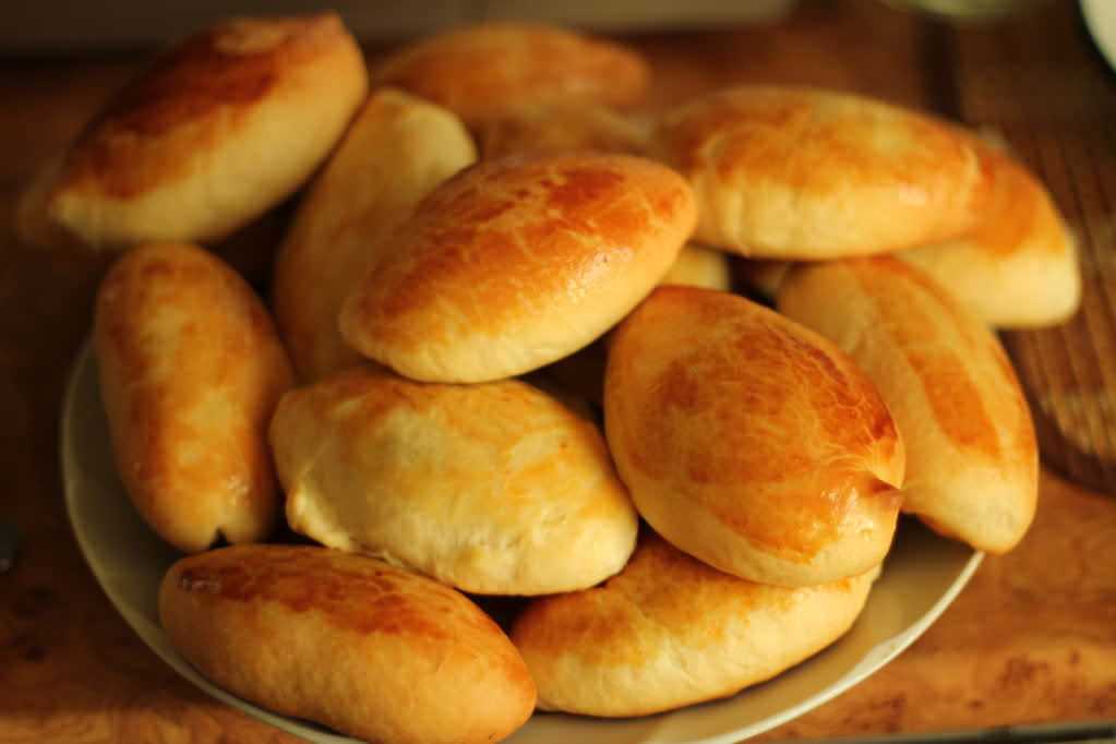 Пирожки с картошкой жареные на сковороде дрожжевые - рецепт с фото