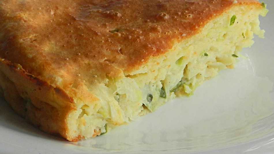 Заливной пирог капустный на тесте с кефиром и яйцом рецепт с фото пошагово - 1000.menu
