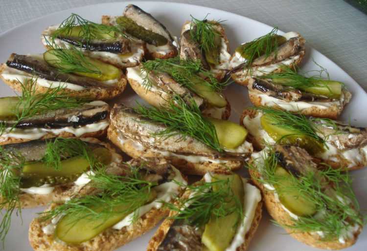 Пошаговый фото рецепт маринования на зиму огурцов по-венгерски с ржаным хлебом без стерилизации