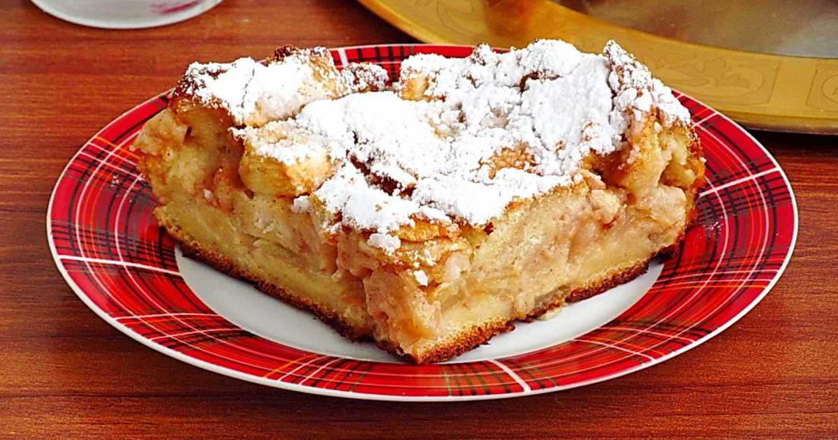 Шарлотка из черствого хлеба с яблоками