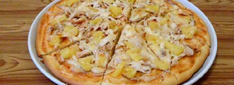 Пицца с курицей и ананасами - рецепт с фото