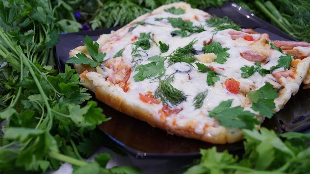 Пицца на сковороде за 5 минут с сыром и колбасой рецепт с фото пошагово - 1000.menu