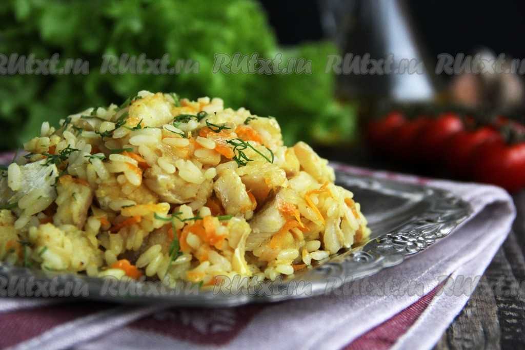Филе минтая с рисом и зеленью | рецепт риса с минтаем с фото | запеченное филе минтая | рис с рыбой в духовке на webspoon.ru