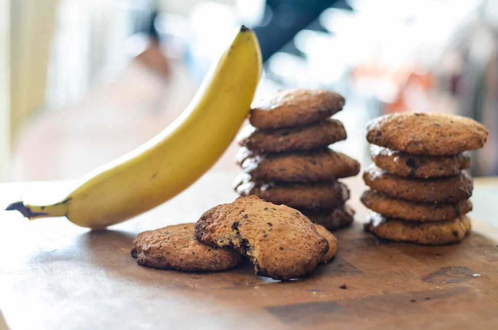 Овсяное печенье с бананами: ароматный и полезный десерт к завтраку. варианты приготовления овсяного печенья с бананами, сухофруктами, творогом, орехами и шоколадом