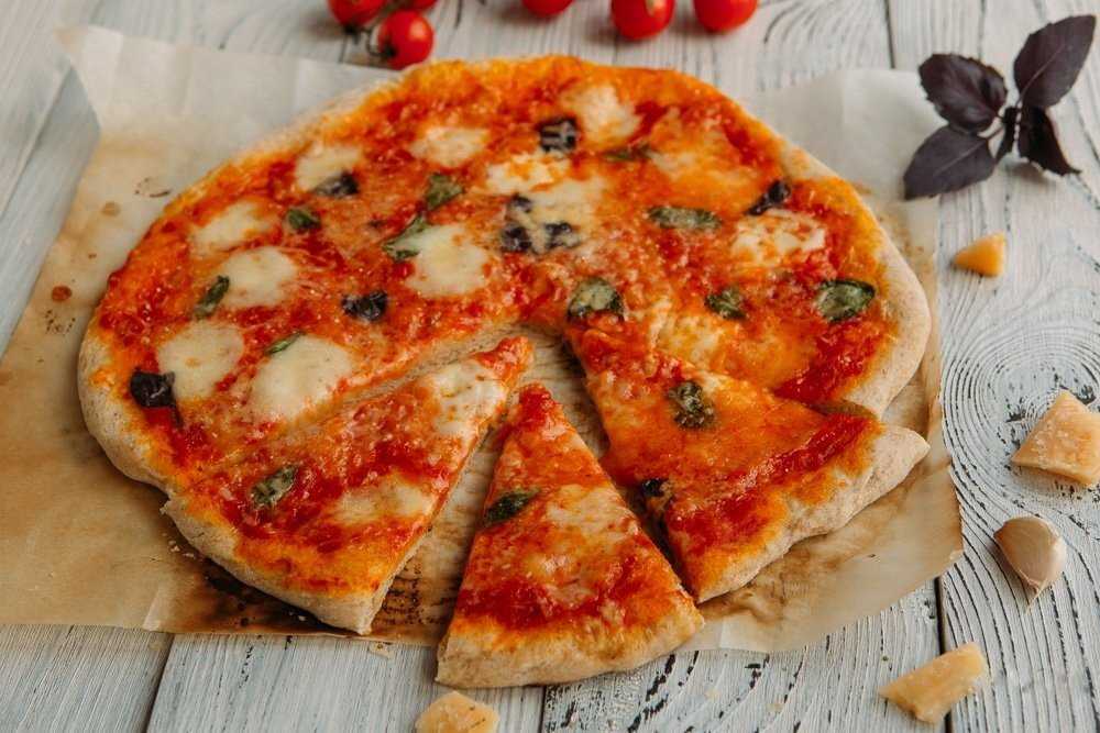 Домашняя пицца в духовке с колбасой рецепт с фото пошагово и видео - 1000.menu