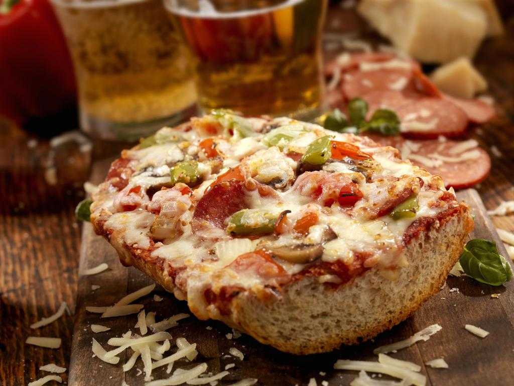 Пицца - это итальянское национальное блюдо. секреты приготовления настоящей пиццы