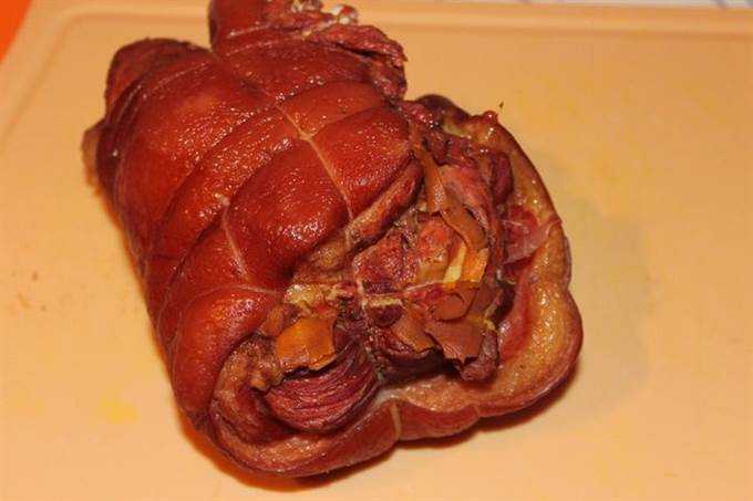 Рулет из свиной рульки – рецепты запеченного в фольге и вареного в пленке блюда, с разными начинками