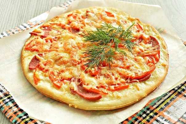 Пицца с помидорами и вареной колбасой