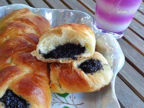 Вкусный песочный пирог с вишней и безе