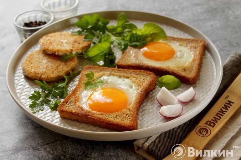 Яичница в хлебе – 4 рецепта к завтраку