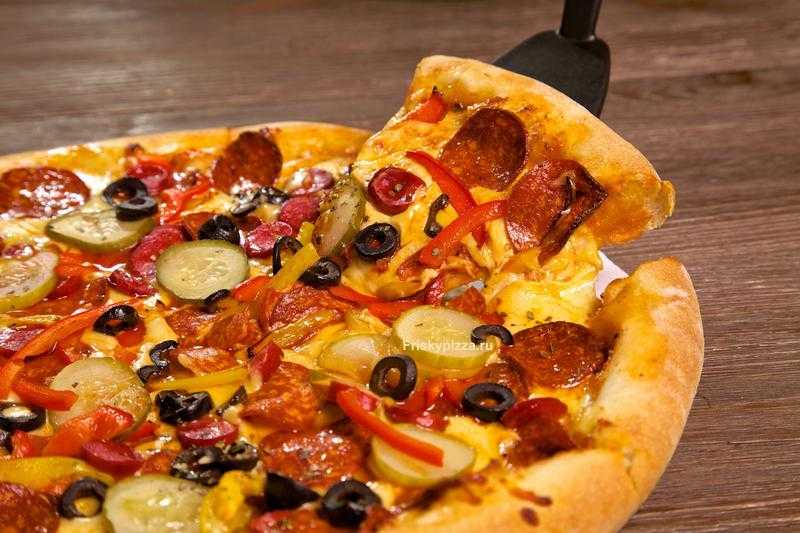 Пицца с колбасой и маринованными огурцами, пошаговый рецепт с фото