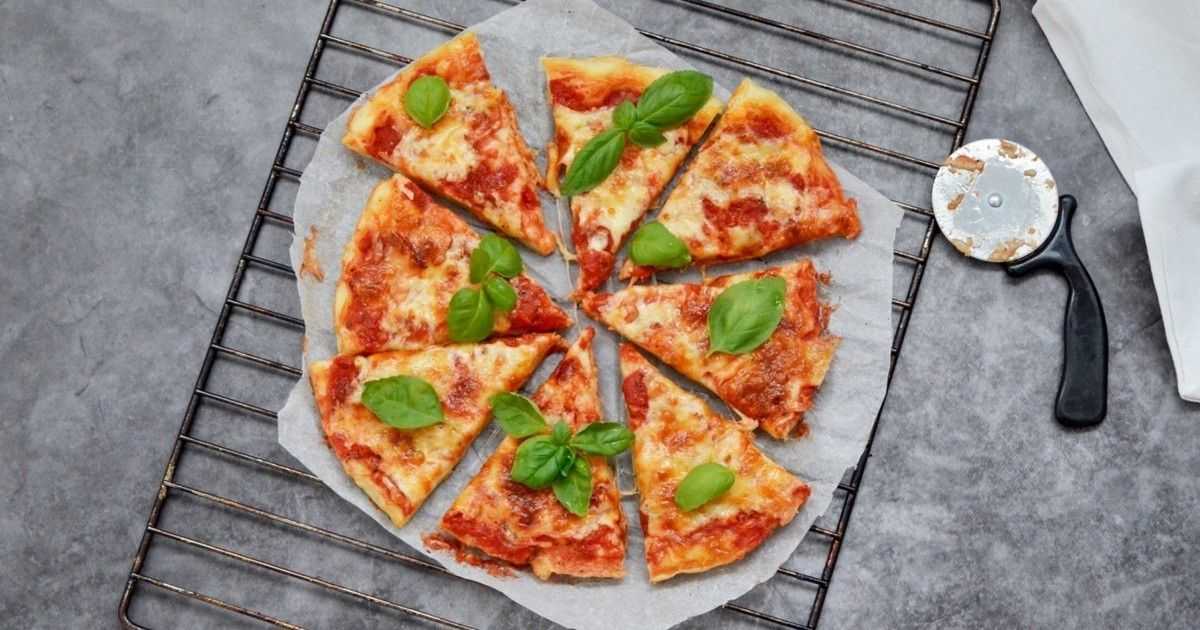 Пицца с колбасой, сыром и помидорами в духовке. пошаговые рецепты