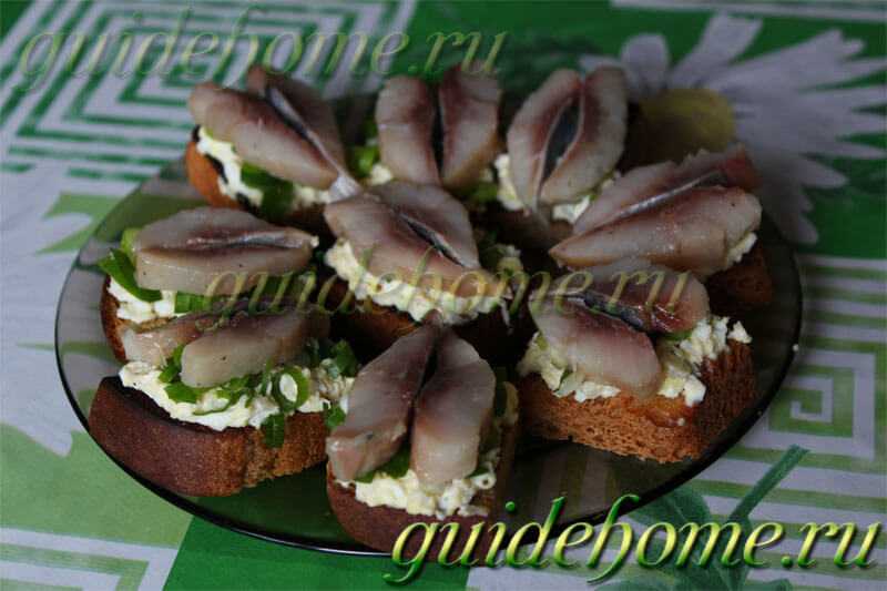 Бутерброды с селедкой на праздничный стол - простые и вкусные рецепты с фото пошагово