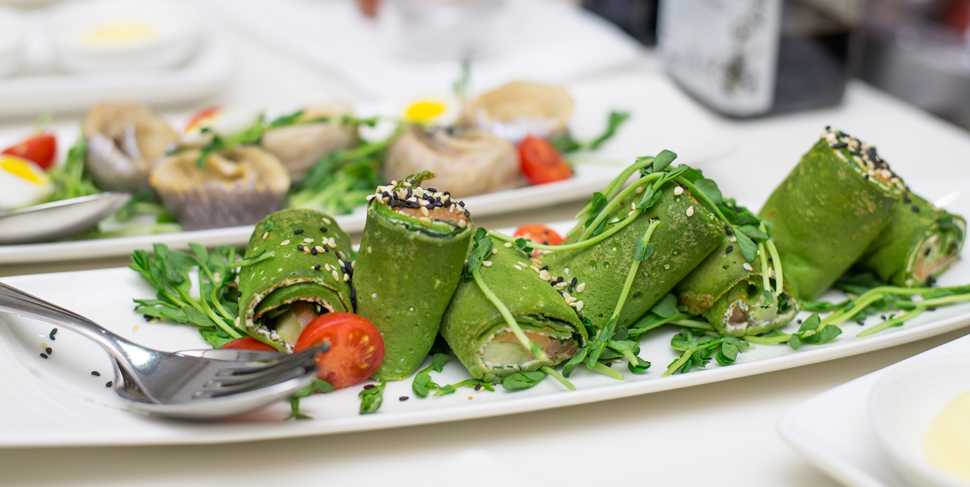 Зеленые блины со шпинатом - рецепт приготовления с семгой и овощами