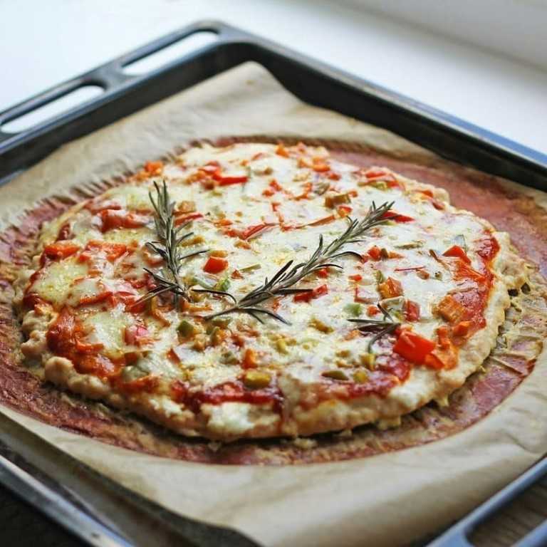 Диетическая пицца: низкокалорийные рецепты из теста и полезной начинкой при похудении, вариант на лаваше без замешивания муки, способ приготовления на муке