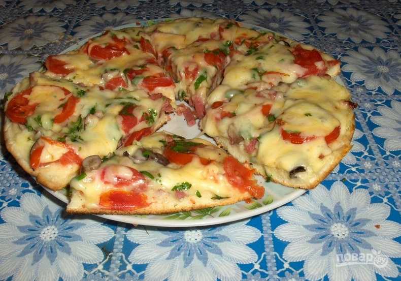 Пицца на кефире на сковороде - быстрое и очень простое блюдо с разными начинками