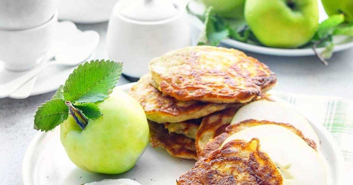 Оладьи на дрожжах с яблоками - рецепт на молоке с пошаговыми фото | ne-dieta