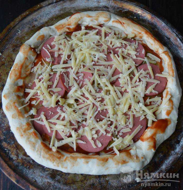 Пицца с оливками, колбасой и помидорами (пицца с маслинами и сыром)