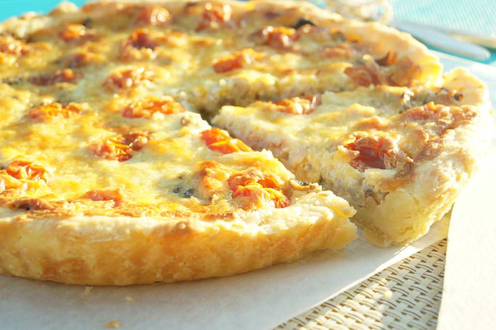 Пирог с куриным филе, шампиньонами и сыром рецепт с фото пошагово - 1000.menu