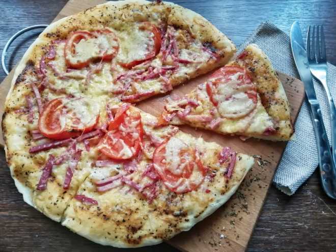 Быстрое и вкусное бездрожжевое тесто для пиццы – самые лучшие рецепты с фото