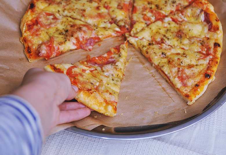 Готовим тонкое, мягкое тесто на пиццу — точно как из пиццерии