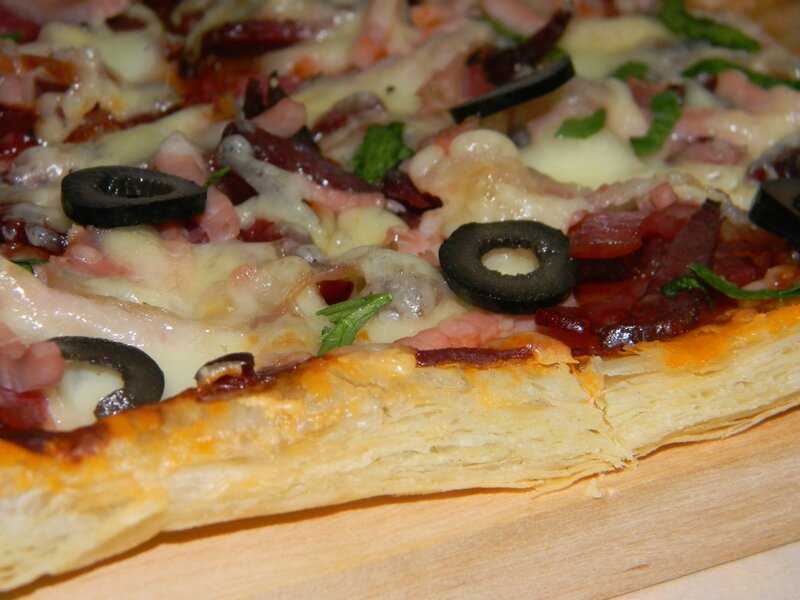 Мини пицца с ветчиной и сыром на готовом слоеном тесте