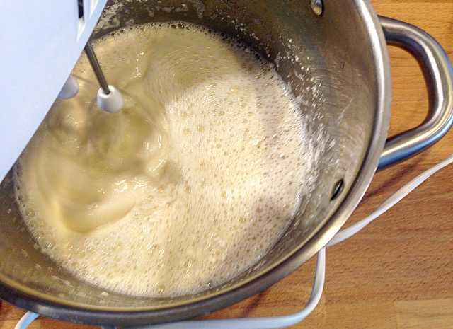 Блины на кислом молоке: быстрые рецепты с фото пошагово