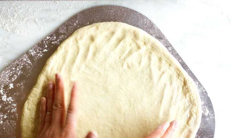 Остался кефир — приготовьте вкусное тесто для быстрой пиццы в духовке или на сковороде