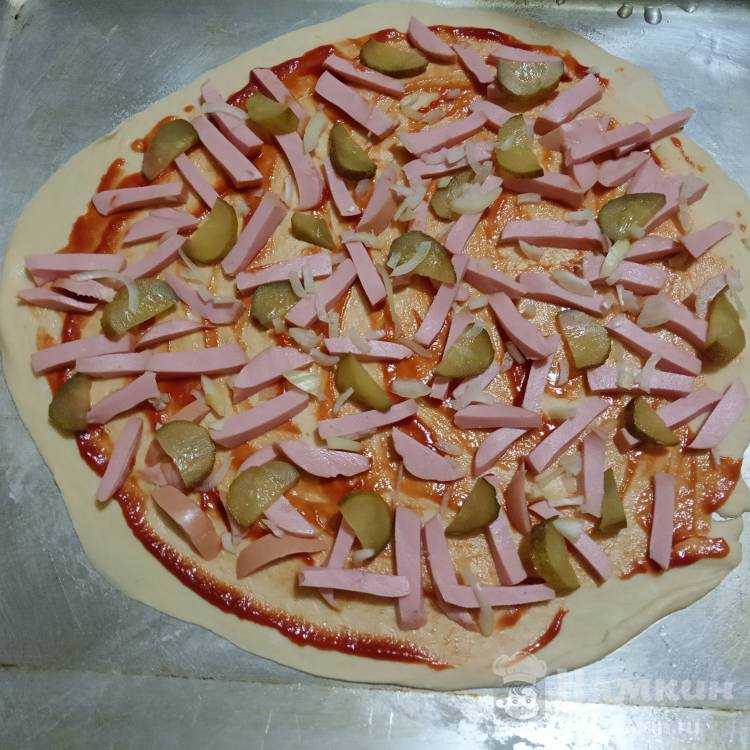 Пицца с солёными огурцами, колбасой и сыром  - пошаговый фоторецепт