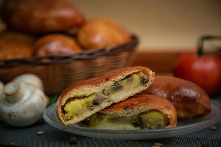 Жареные пирожки с начинкой из картошки и грибов