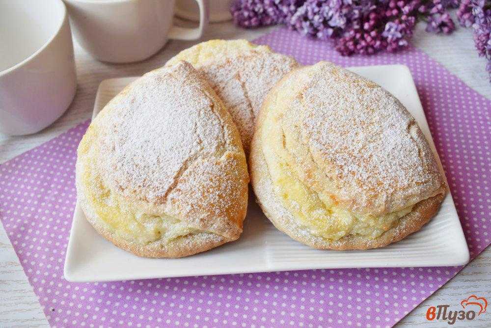 Сочники с творогом рецепт классический в духовке. Пирожное сочень с творогом. Сочники с творогом из песочного теста. Бисквитное сочники. Рассыпчатые сочни с творогом.