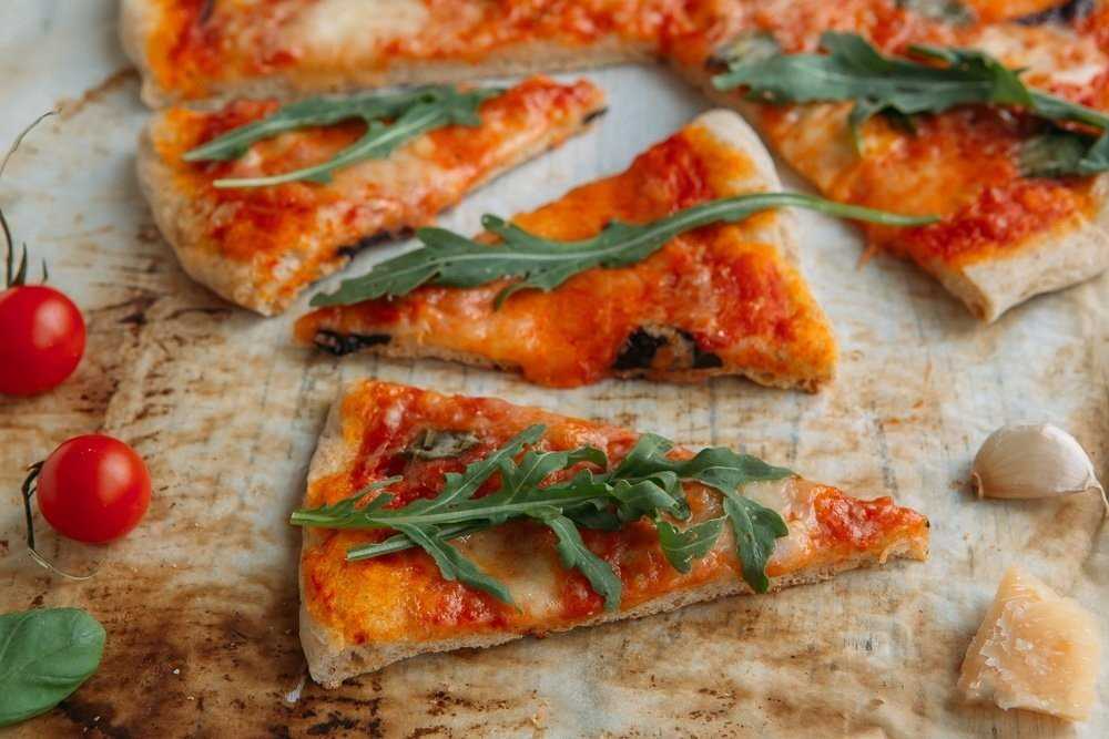 Простые начинки для пиццы. Дженнаро Контальдо пицца. Томатная паста для пиццы.