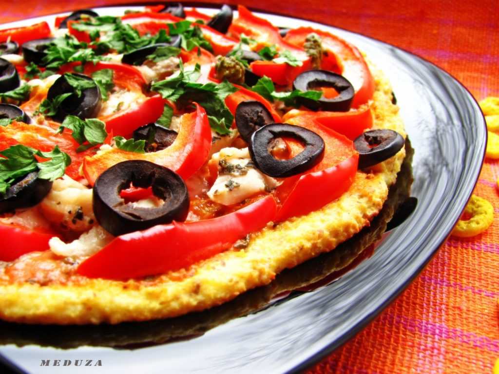 Диетическая пицца: как приготовить тесто на сковороде из курицы, без муки, можно ли есть для похудения, лучшие рецепты для худеющих | customs.news
