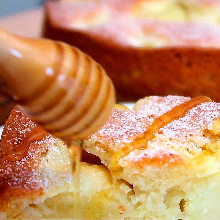 Пирог с яблоками и сметаной - 10 рецептов шарлотки, открытого или наливного десерта