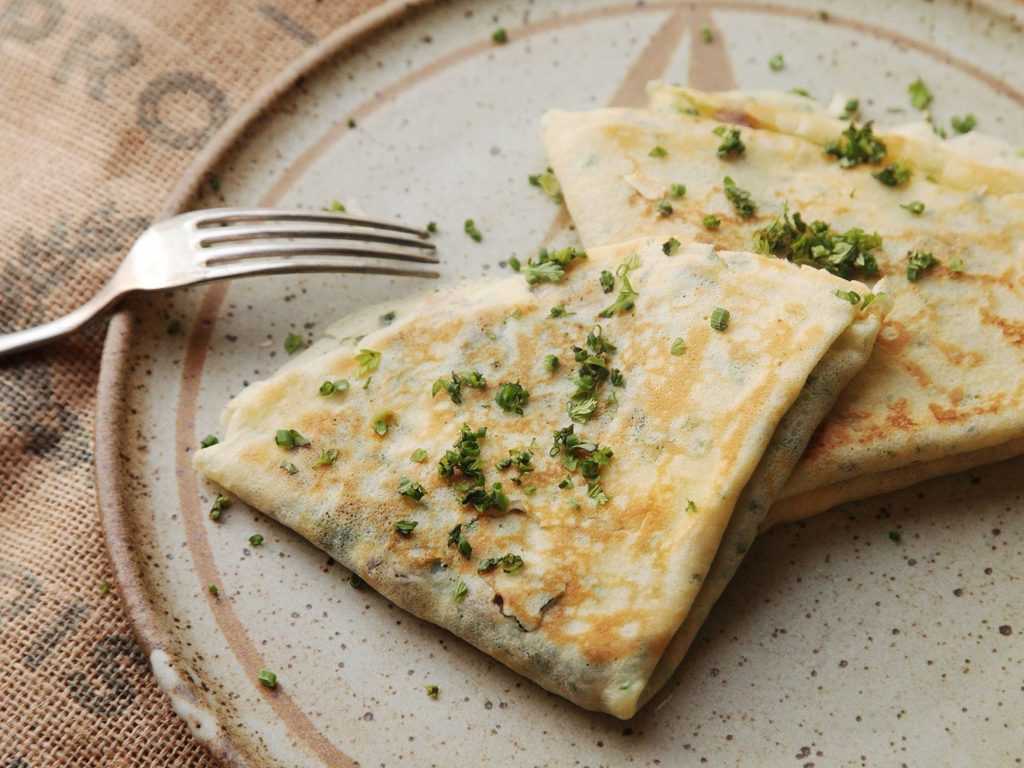 Вкусные сырные блины с зеленью, 5 простых и быстрых рецептов