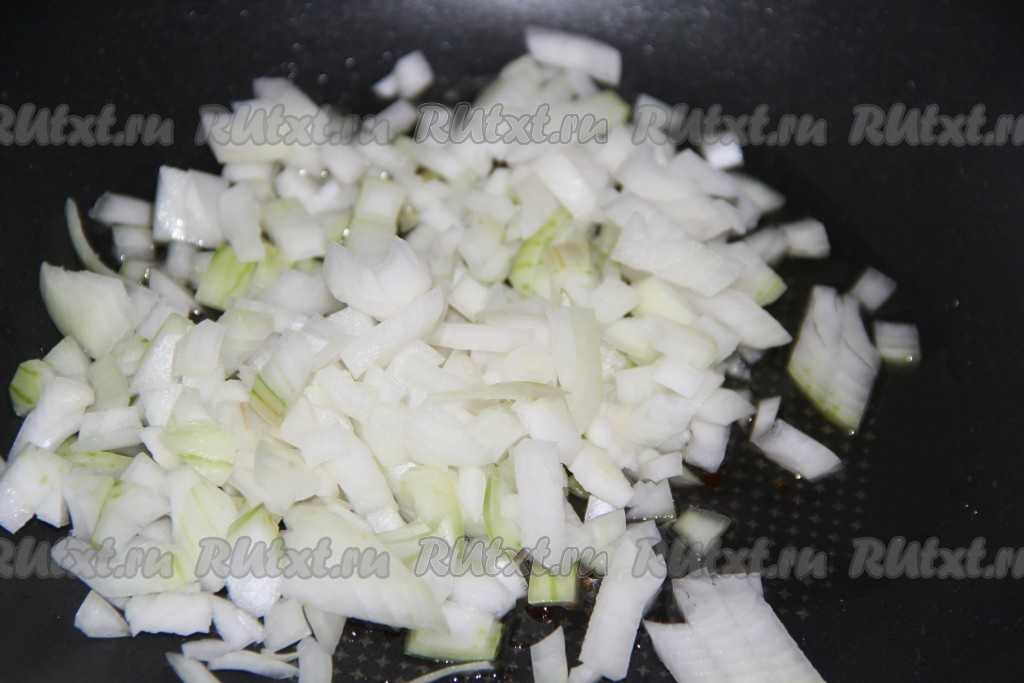 Минтай с рисом на сковороде - 12 пошаговых фото в рецепте